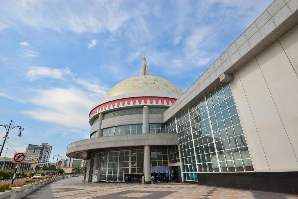 高级酒店 斯里巴加湾市 外观 照片