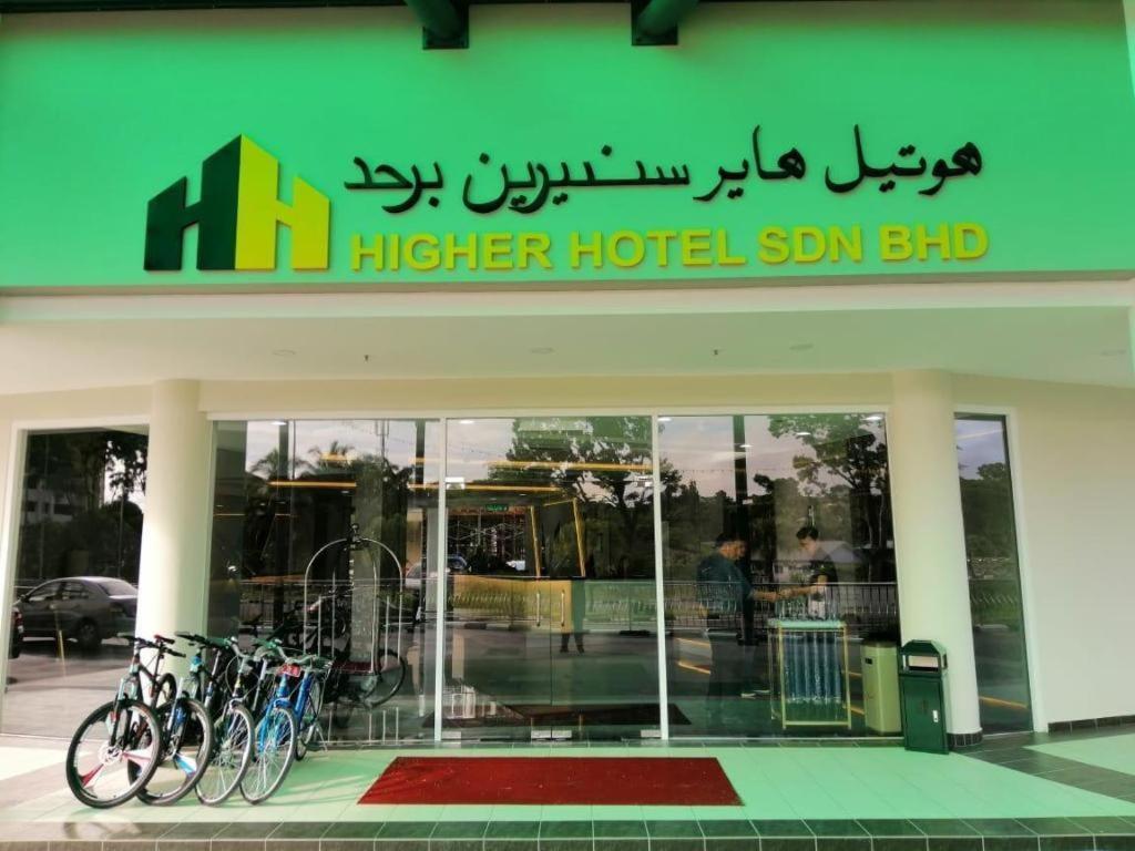 高级酒店 斯里巴加湾市 外观 照片