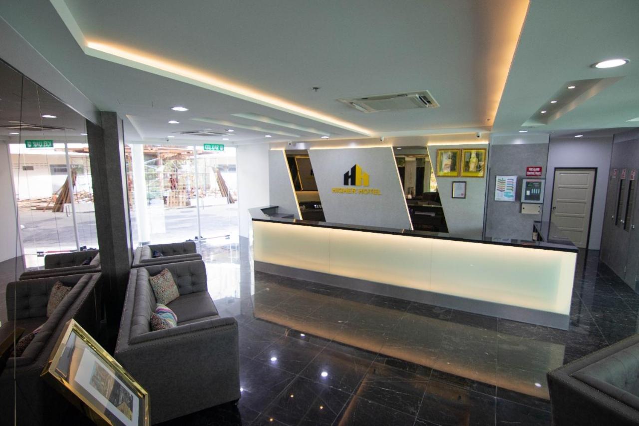 高级酒店 斯里巴加湾市 外观 照片