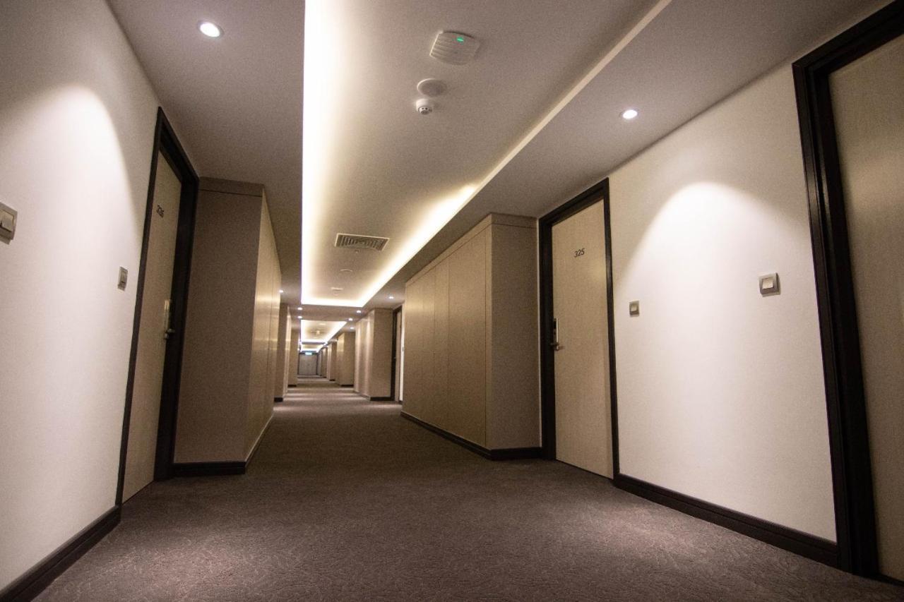高级酒店 斯里巴加湾市 外观 照片