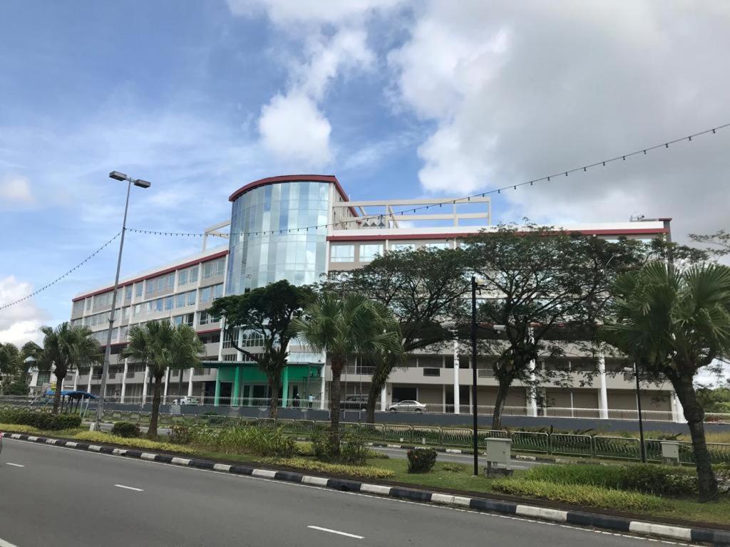 高级酒店 斯里巴加湾市 外观 照片